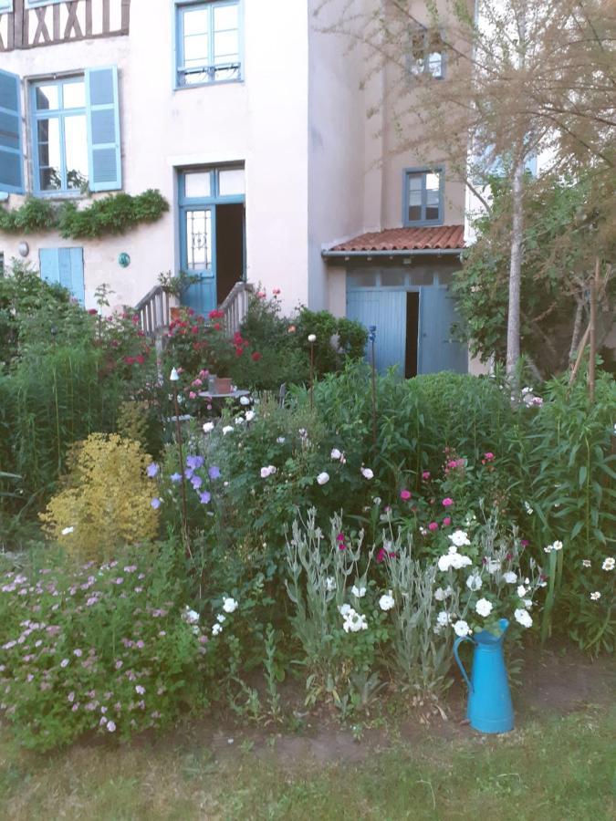 Chambre D Hote "Sous Le Clocher" Сен-Леонар-де-Нобла Экстерьер фото